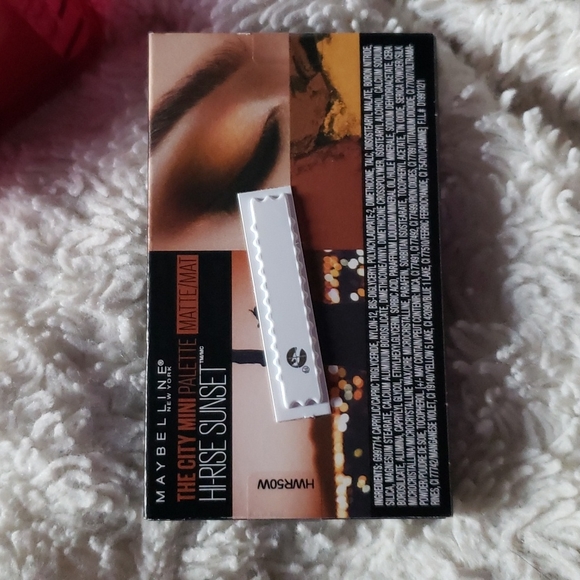nwt. / nib maybelline THE CITY MINI PALETTE. matte | free add on** - Picture 2 of 3